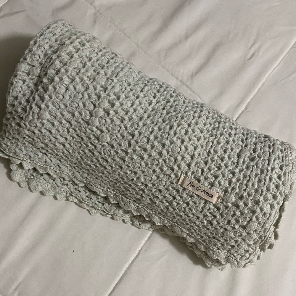 Like New Fin & Vince Waffle Knit Blanket!